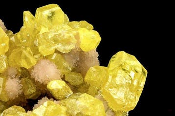 Magnifique soufre natif jaune canari sur calcite de Sicile -