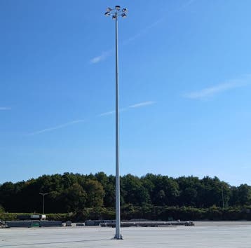 16 meter hoge stalen high mast met voetplaat / montageplaat, Verzenden