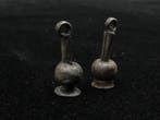 Égypte ancienne Argent Amulette à fleur de pavot avec restes