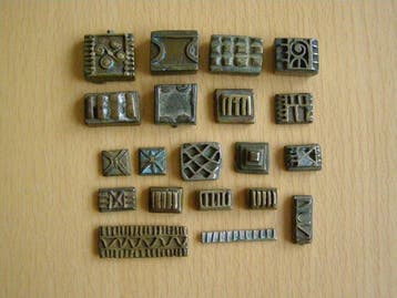 TWINTIG GEOMETRISCHE GOUDGEWICHTEN 390 gram - Abrammuo -, Antiek en Kunst