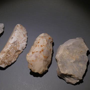 Michelsberg, Neolithisch 4 vuurstenen, 11 cm lang. Mes -