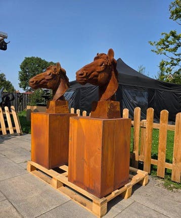 Beeld, Horse Heads on Pedestals - 120 cm - IJzer - 2026