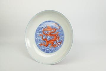 Blauw-wit & ijzer-rood ‘Draak boven Golven’ Schotel —