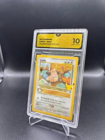 Pokémon - 1 Graded card - Cleffa 20 25TH Anniversary Foil -, Hobby en Vrije tijd, Nieuw