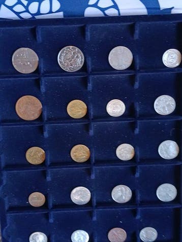 Wereld. Lotto 1005 monete incluse schede, francobolli e