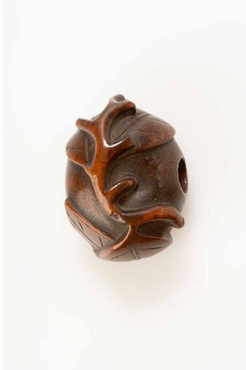 Un joli netsuke en buis à patine brune représentant une