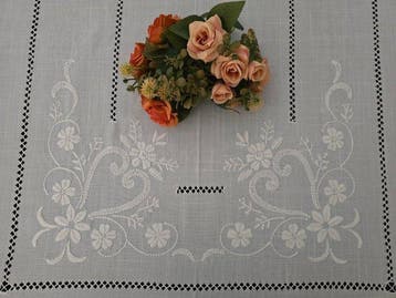 Elegante Tovaglia ricamata a mano in misto lino 12 posti