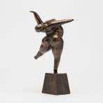 Beeld, NO RESERVE PRICE - Voluptuous Balancing Backbend Lady, Antiek en Kunst