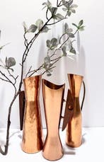 Vaas - Teak - Een set van drie diabolo-stijl vazen.