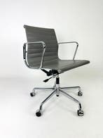 Vitra - Charles Eames - Stoel - EA118 - Aluminium, Leder