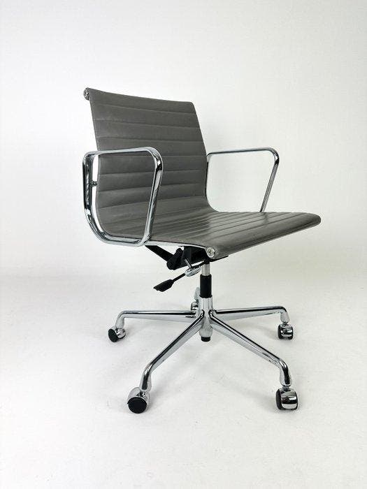 Vitra - Charles Eames - Stoel - EA118 - Aluminium, Leder, Antiquités & Art, Antiquités | Meubles | Chaises & Canapés
