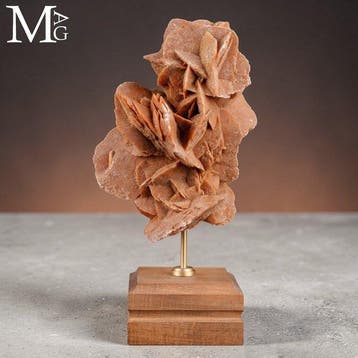Sculpturale Desert Rose op houten- en koperen voet -