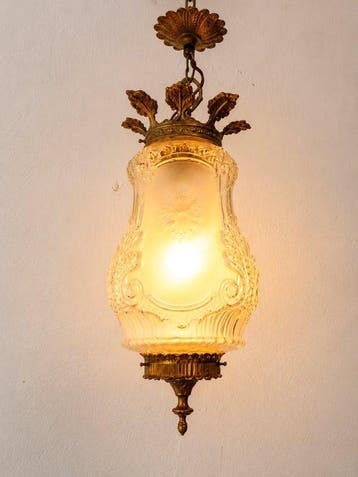 Lamp - Oude hangende lamp van brons met geblazen glazen kap