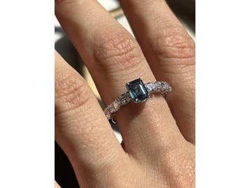 Veiling - Witgouden ring met blauwe labdiamant en ovale zijs