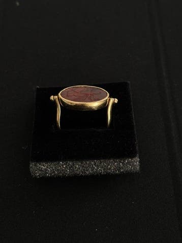 Romain antique Jaspe Intaglio, in a modern 18kt gold ring