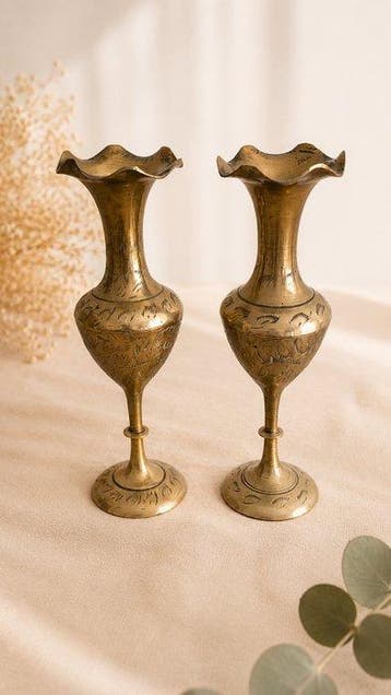 Paire de vases en laiton ciselé et gravé à décor, Antiquités & Art