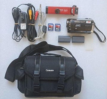 JVC Everio GZ-MS120BE + 2 JVC accus + JVC oplader + 2 x 8GB