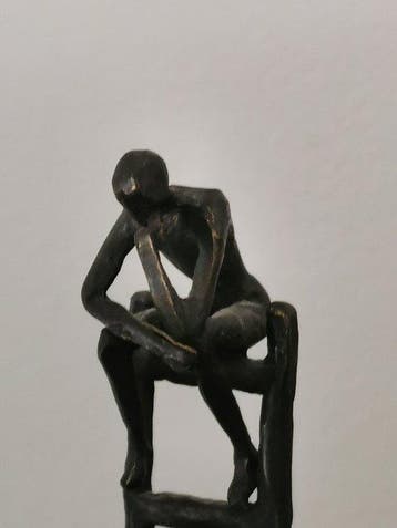 Artihove - Figurine - de denker op de trap - marbre, alliage