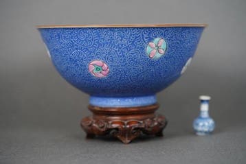 QIANLONG MARKED - Kom - Ten Multicolored Roundels on