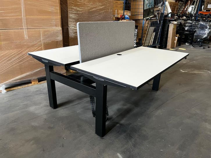 Refurbished duo bureau Herman Miller, elektrisch verstelbaar, Huis en Inrichting, Bureaus, Zo goed als nieuw, Elektrisch, In hoogte verstelbaar