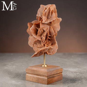 Magnifique rose du désert sur socle artisanal en bois et en