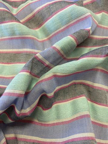 Licht en fris linnenmengsel stof met multicolore horizontale