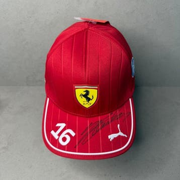 Ferrari - Formule 1 - Charles Leclerc - 2025 - Pet, Verzamelen, Nieuw
