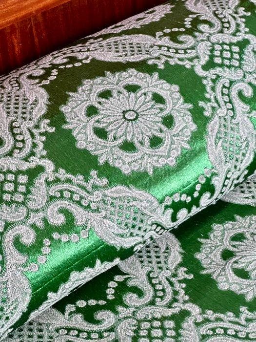 Geborduurd bedsprei van smaragdgroene zijde en wit,, Antiquités & Art, Tapis & Textile