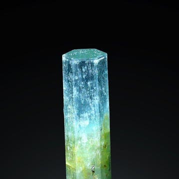 SANS RÉSERVE. BÉRYL var. AQUAMARINE cristal Erongo, NAMIBIE