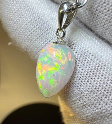 Opale Pendentif - Hauteur : 20.5 mm - Largeur : 8 mm- 0.62 g