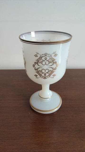 Élégant vase sur piédouche en verre opalin blanc - Vaas -