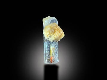 Cristal daquamarine bleu avec feldspath – spécimen minéral