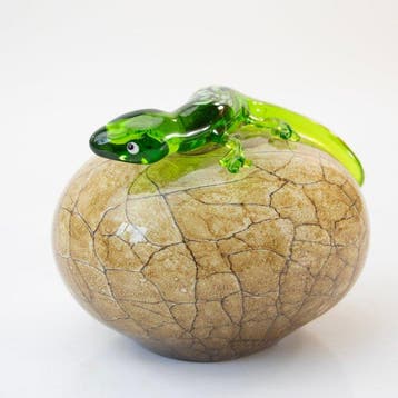 sculptuur, Green Salamander Glass Ornament on Stone Base -