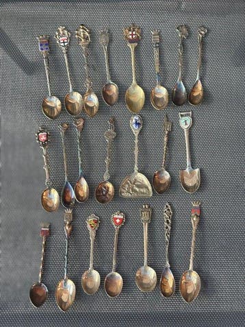 Themacollectie - Lot de 22 cuillères souvenir en métal