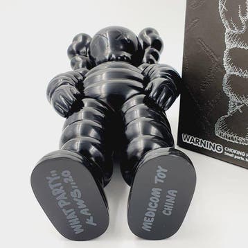 Kaws (1974) - NO RESERVE Kaws What Party Black 2020, Antiquités & Art, Art | Peinture | Moderne