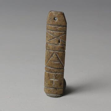 Romain antique Os Tessera Annonaria, un jeton de mesure fixé