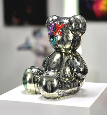 Patryk Konrad - Contemporary Chrome Sculpture Bear with, Antiek en Kunst