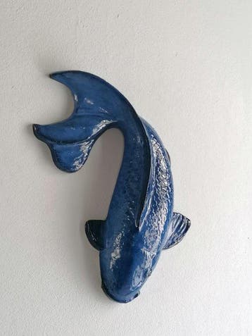 Vanessa Bonino - sculptuur, Blue Koi carp - 37 cm - Majolica, Antiek en Kunst, Kunst | Designobjecten