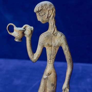 Beeld, Vintage Bronze-Effect Figurine with Goblet and Grapes, Antiek en Kunst