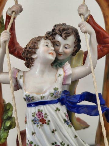 Scheibe-Alsbach - Beeldje - Couple sur balançoire -