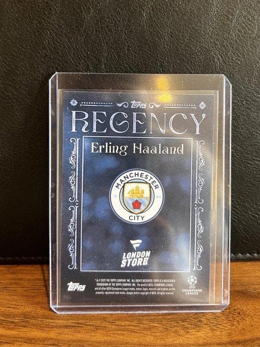 2025 Topps Regency Erling Haaland London Store /99 Numbered, Verzamelen, Stickers
