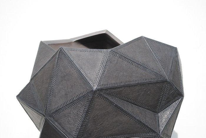 Gilles Caffier - Vaas - Aardewerk, Leder - Vaas Prisme in, Antiek en Kunst, Kunst | Designobjecten