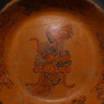 Maya, Terracotta Vaasachtige schaal met glyphen. Ø 24 cm.