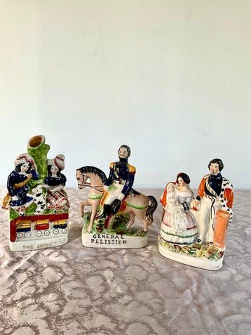 Beeldje, Staffordshire - 25 cm - Aardewerk - 1850, Antiquités & Art