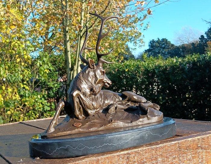sculptuur, liggend hert met een statig gewei. - 24 cm -, Antiek en Kunst, Kunst | Designobjecten