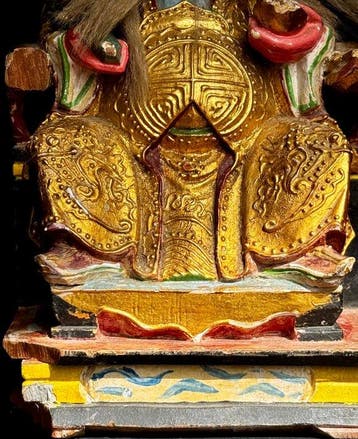 Antiek hangemaakt huisaltaar beeld van de god Tudi Gong late