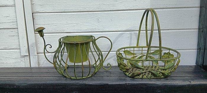 Bloempot (2) - smeedijzeren gieter en mand - Smeedijzer, Antiek en Kunst, Curiosa en Brocante