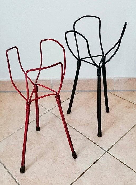 Vaas - Vaassteun, Ontwerp 1950 - Staal, Hars - Rood en Zwart, Antiquités & Art, Curiosités & Brocante