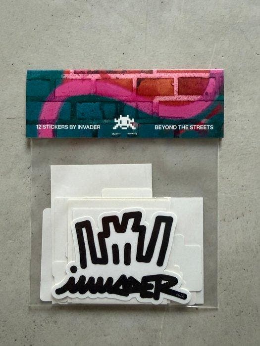 Invader (1969) - Beyond the Streets Paris - Stickerpack, Antiek en Kunst, Kunst | Designobjecten