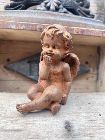 Ornement décoratif - Europe - Figurine dange assise